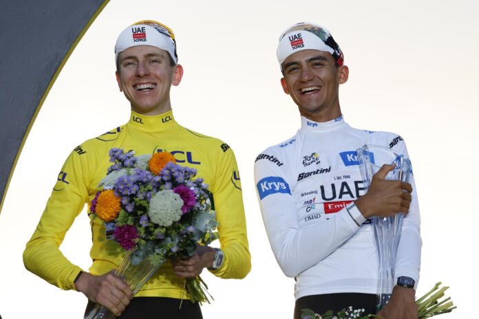 El mexicano Isaac del Toro (D), tercero del Tour de Francia, se sintió muy satisfecho de su participación en su debut en la ronda gala pero no quiso designarse como el sucesor del esloveno Tadej Pogacar: 