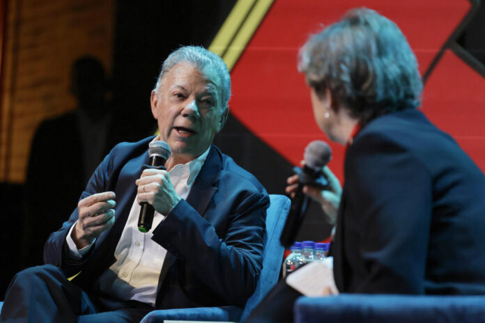 El expresidente de Colombia y premio Nobel de Paz, Juan Manuel Santos (i), habla con la directora de Aristegui Noticias, Carmen Aristegui, durante la charla ‘Una segunda oportunidad sobre la tierra‘ este domingo, en el marco del Festival Gabo de Periodismo en Bogotá (Colombia). EFE/ Carlos Ortega
