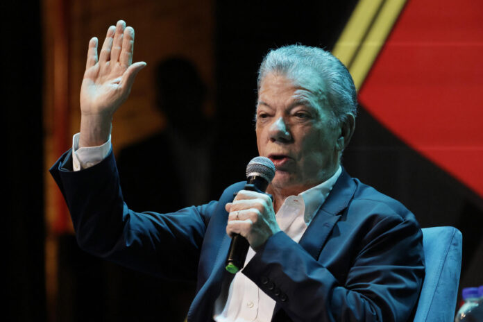 El expresidente de Colombia y premio Nobel de Paz, Juan Manuel Santos, habla durante la charla ‘Una segunda oportunidad sobre la tierra‘ este domingo, en el marco del Festival Gabo de Periodismo en Bogotá (Colombia). EFE/ Carlos Ortega
