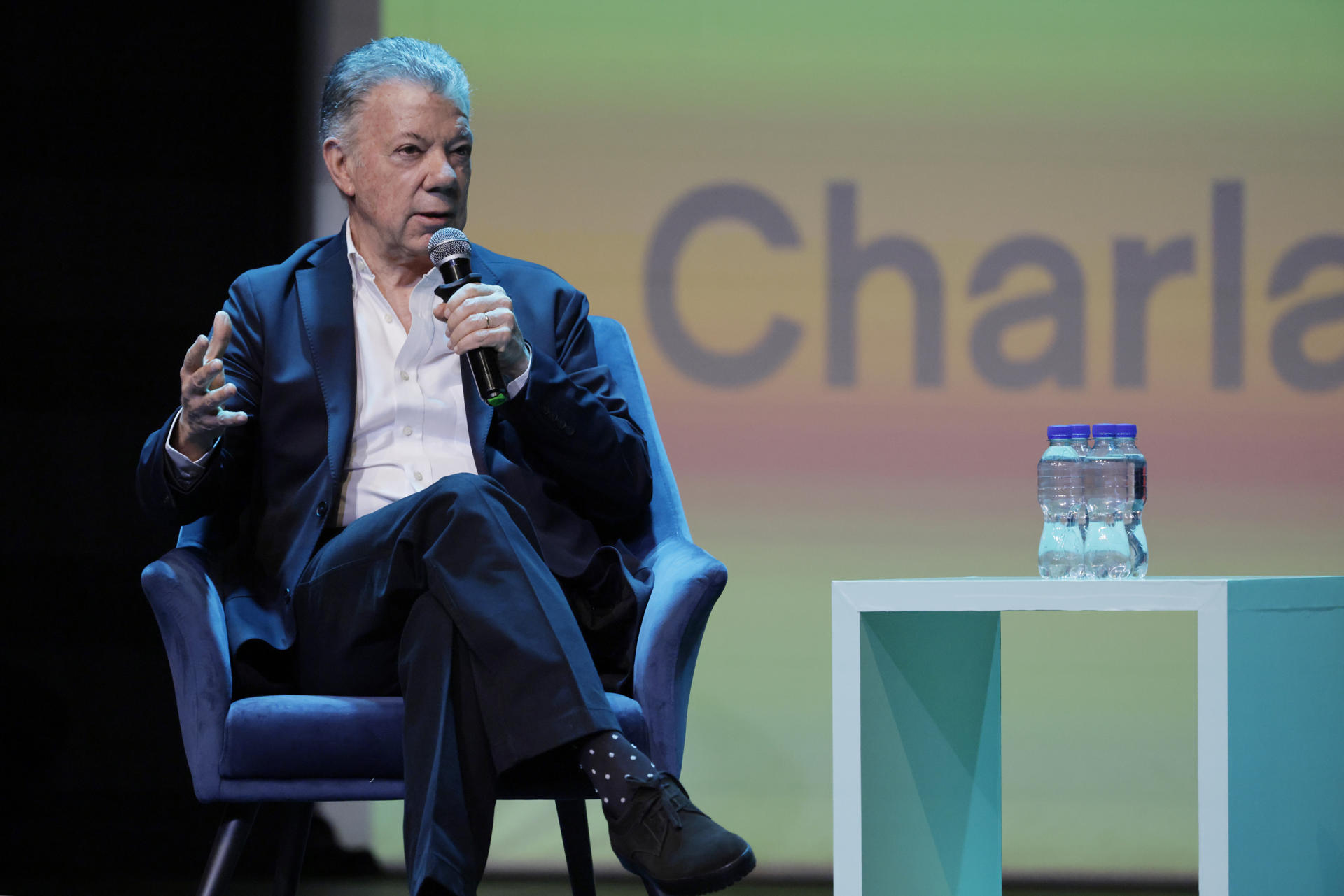 El expresidente de Colombia y premio Nobel de Paz, Juan Manuel Santos, habla durante la charla ‘Una segunda oportunidad sobre la tierra‘ este domingo, en el marco del Festival Gabo de Periodismo en Bogotá (Colombia). EFE/ Carlos Ortega