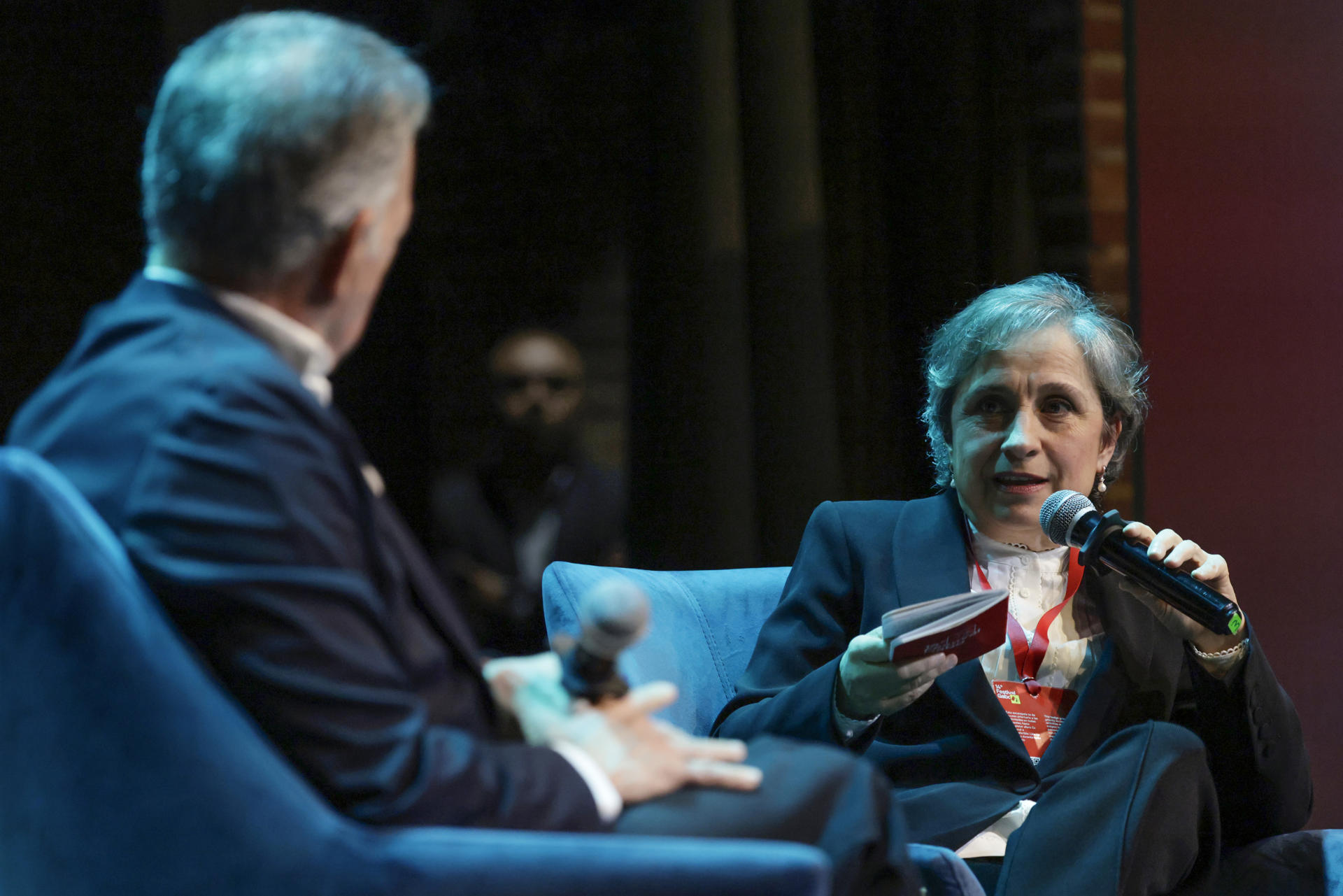 La directora de Aristegui Noticias, Carmen Aristegui (d), habla junto al expresidente de Colombia y premio Nobel de Paz, Juan Manuel Santos, durante la charla ‘Una segunda oportunidad sobre la tierra‘ este domingo, en el marco del Festival Gabo de Periodismo en Bogotá (Colombia). EFE/ Carlos Ortega