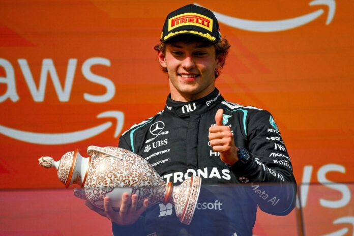 Mogyorod (Hungría), 26/07/2026.- El italiano Andrea Kimi Antonelli (Mercedes), líder del Mundial de Fórmula Uno, que al acabar tercero este domingo el Gran Premio de Hungría reforzó su primer puesto en la general, posa con su trofeo en el podio del Hungaroring, el circuito de las afueras de Budapest. EFE/EPA/Zsolt Czegledi
