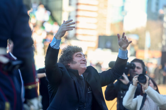 El presidente de Argentina, Javier Milei (2-i), reacciona durante la inauguración de la Exposición Rural de Palermo, la principal feria ganadera y agrícola de Argentina este domingo, en el Predio Ferial de Buenos Aires (Argentina). EFE/ Juan Ignacio Roncoroni
