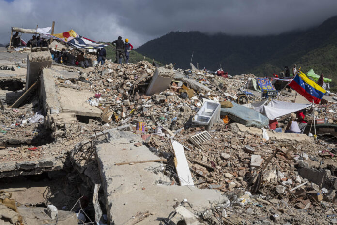 Voluntarios realizan labores de remoción de escombros de edificios destruidos por terremotos en Caraballeda (Venezuela). Imagen de archivo. EFE/ Miguel Gutiérrez
