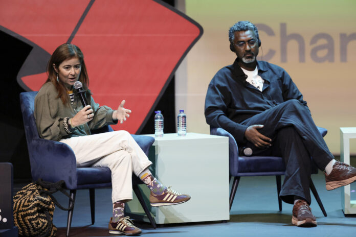 La periodista colombiana, Catalina Gómez Ángel (i), y el fundador de Khartoon Mag, Khalid Albaih, participan en la charla 'Los rostros cotidianos de la guerra' este domingo, durante el Festival Gabo de Periodismo en Bogotá (Colombia). EFE/ Carlos Ortega
