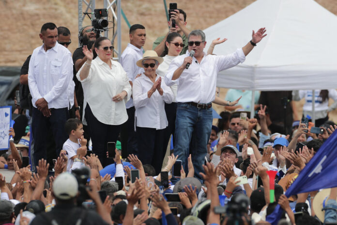 El expresidente hondureño Juan Orlando Hernández (d) habla a sus simpatizantes este domingo, en Comayagua (Honduras). EFE/ Gustavo Amador
