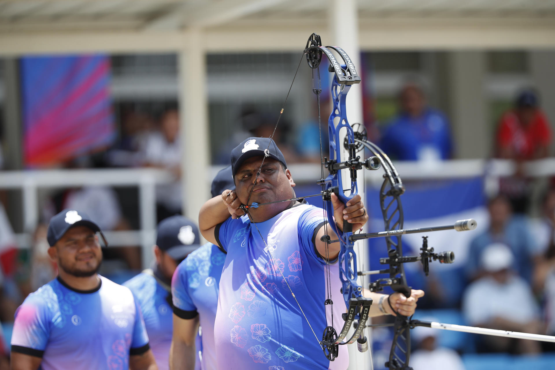 Roberto Hernández (c), de El Salvador, compite este domingo en la categoría de arco compuesto masculino durante los XXV Juegos Centroamericanos y del Caribe Santo Domingo 2026. EFE/ Rodrigo Sura
