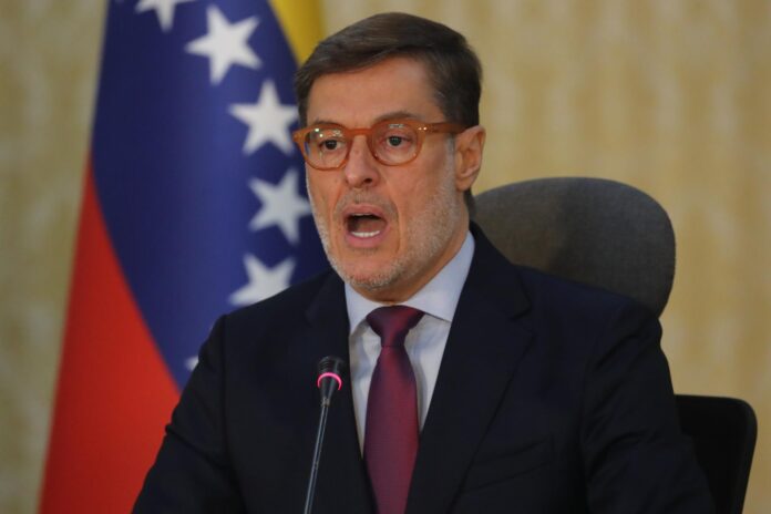 Fotografía de archivo en la que se captó al canciller de Venezuela, Félix Plasencia, durante una rueda de prensa, en Caracas (Venezuela). EFE/Miguel Gutiérrez
