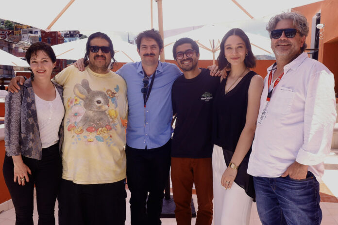 (De i a d) realizadores y actores de la película 'El Arte es Oscuro y Está Lleno de Horrores': Zamia Fandiño, Artemio Narro (director), José María de Tavira (protagonista), Juan Pablo de Santiago, Nicolasa Ortiz y Martín Altomaro fueron captados al posar, durante una entrevista con EFE, en la ciudad de Guanajuato (México). EFE/Luis Ramírez
