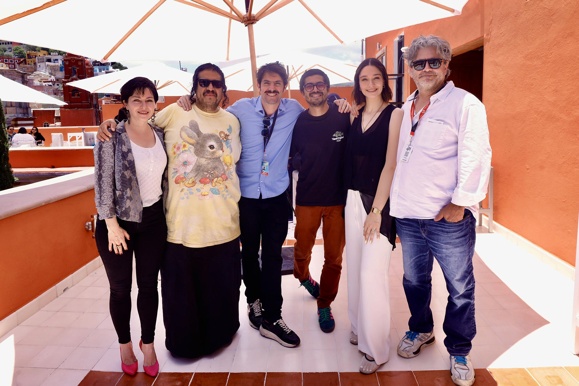 (De i a d) realizadores y actores de la película 'El Arte es Oscuro y Está Lleno de Horrores': Zamia Fandiño, Artemio Narro (director), José María de Tavira (protagonista), Juan Pablo de Santiago, Nicolasa Ortiz y Martín Altomaro fueron captados al posar, durante una entrevista con EFE, en la ciudad de Guanajuato (México). EFE/Luis Ramírez