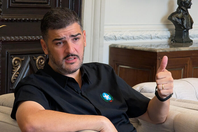 Fotografía de archivo, tomada en octubre de 2025, en la que se captó al alcalde de Guayaquil, Aquiles Alvarez, durante una entrevista con EFE, en Guayaquil (Ecuador). EFE/Fernando Gimeno

