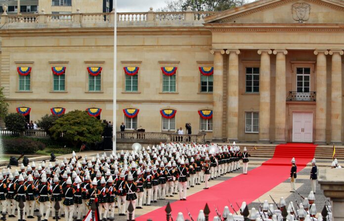 Fotografía de archivo en la que se captó una vista general de la plazoleta central y de la entrada principal a la Casa de Nariño, sede del poder Ejecutivo, durante un desfile del Batallón Guardia Presidencial, en Bogotá (Colombia). EFE/Mauricio Dueñas
