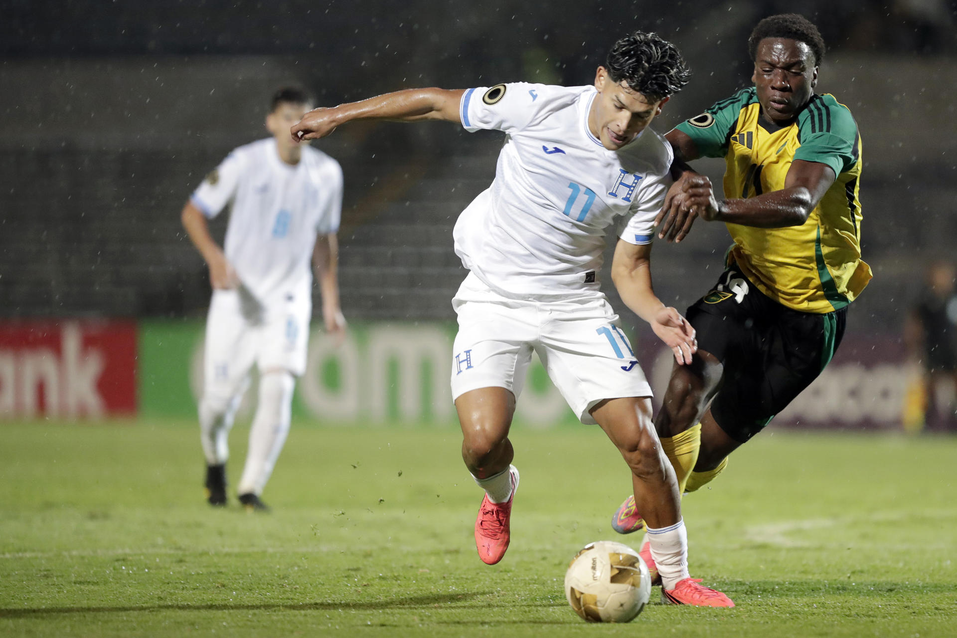 Un pasaje del partido entre Honduras y Jamaica en el estadio Universitario en Puebla (México). EFE/Hilda Ríos
