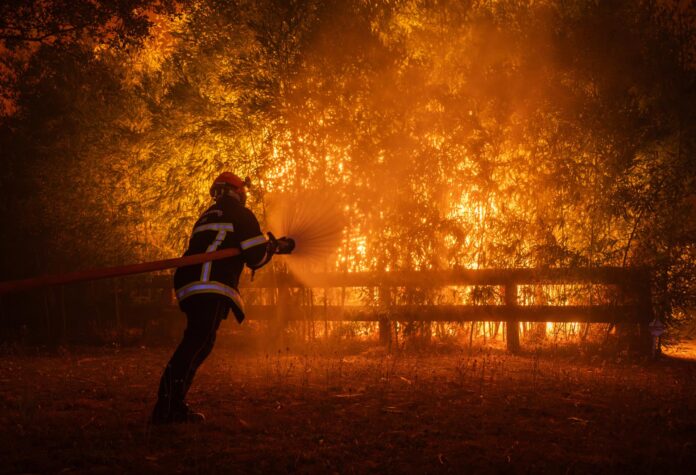 Fotografía facilitada por el SDIS33 (Servicio Departamental de Bomberos y Socorro de Gironda) muestra a un equipo de bomberos desplegándose para combatir un incendio forestal en el suroeste de Francia. EFE/EPA/DAMIEN REMBERT / FOTO DE ARCHIVO SOLO PARA USO EDITORIAL/NO COMERCIAL

