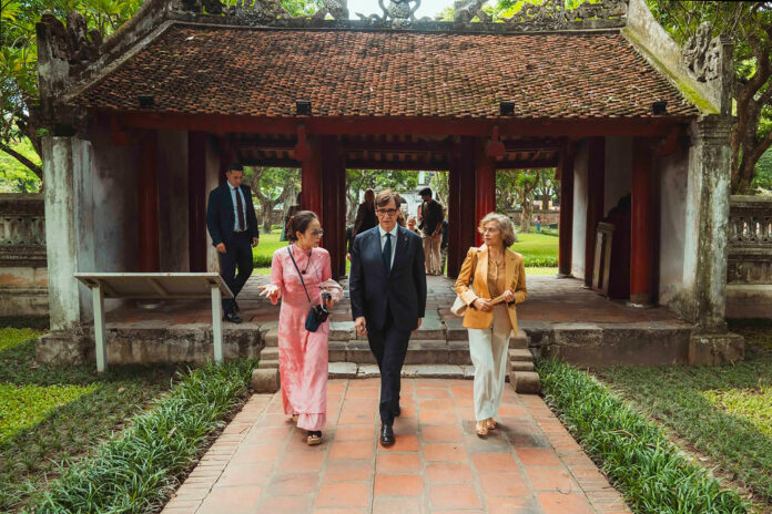 AME3299. HANÓI (VIETNAM), 27/07/2026.- Fotografía cedida por el Gobierno catalán que muestra al presidente catalán, Salvador Illa (c), recorriendo un templo, en el marco de su gira oficial por el Sudeste Asiático, este lunes en Hanoí (Vietnam). EFE/ Gobierno Catalán /SOLO USO EDITORIAL/NO VENTAS/SOLO DISPONIBLE PARA ILUSTRAR LA NOTICIA QUE ACOMPAÑA (CRÉDITO OBLIGATORIO)

