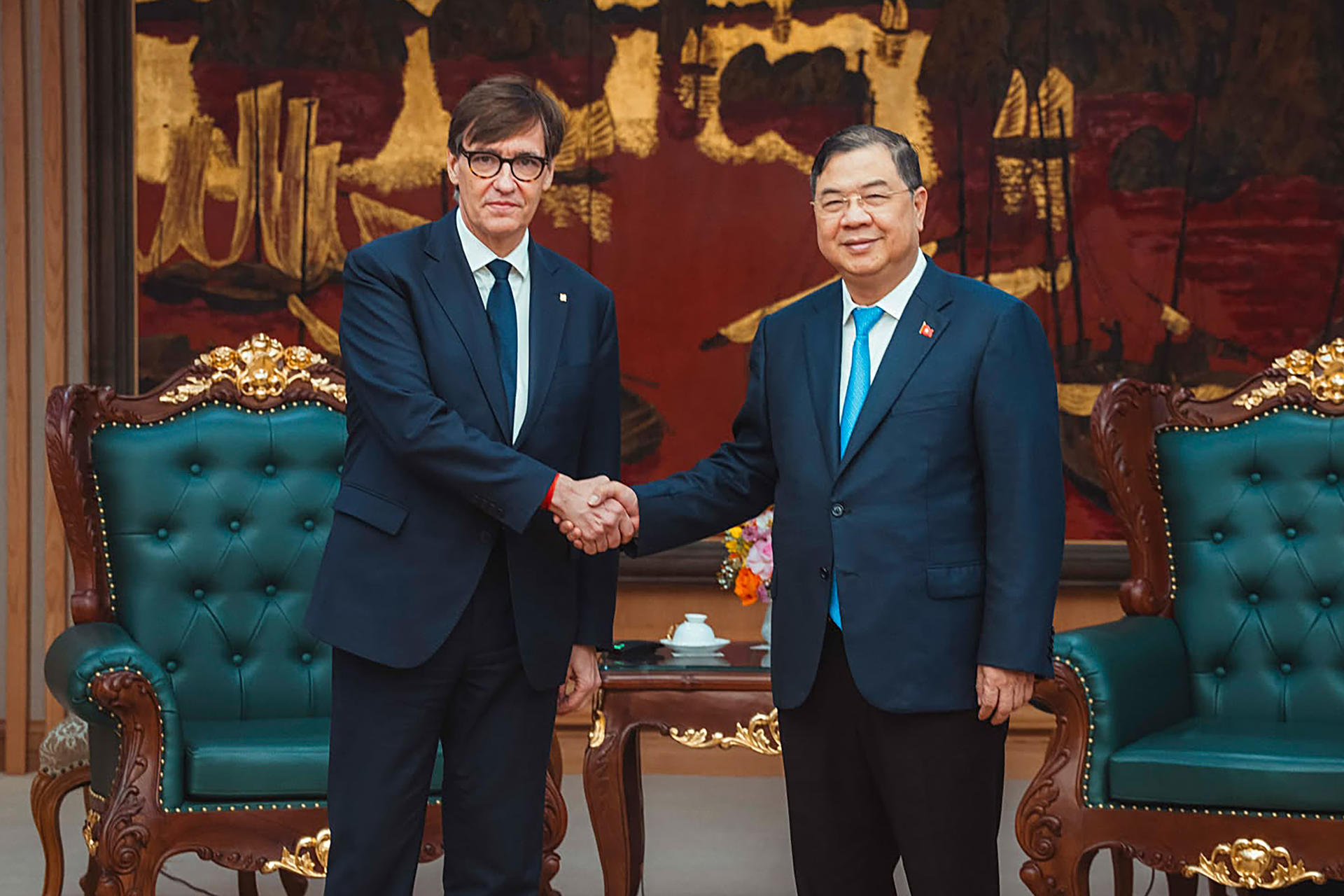 AME3299. HANÓI (VIETNAM), 27/07/2026.- Fotografía cedida por el Gobierno catalán que muestra al presidente catalán, Salvador Illa (i), posa con el viceprimer ministro vietnamita, Pham Gia Tuc, en el marco de su gira oficial por el Sudeste Asiático, este lunes en Hanoí (Vietnam). EFE/ Gobierno Catalán /SOLO USO EDITORIAL/NO VENTAS/SOLO DISPONIBLE PARA ILUSTRAR LA NOTICIA QUE ACOMPAÑA (CRÉDITO OBLIGATORIO)