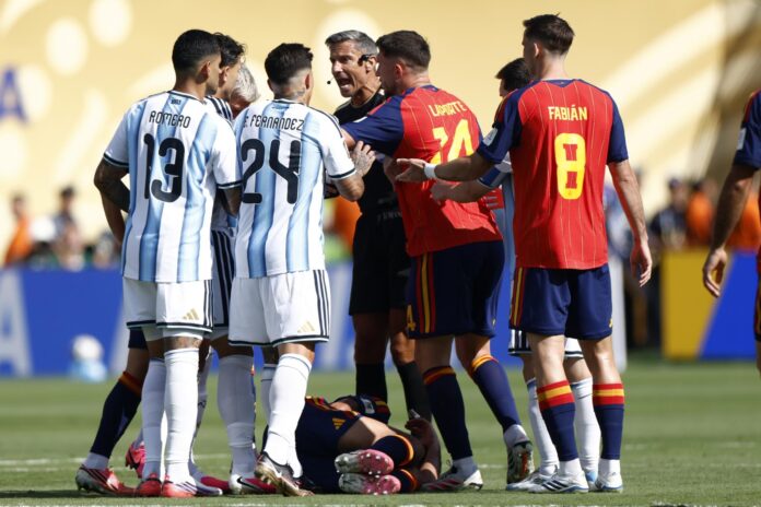 Fotografía del pasado 19 de julio, en la que puede verse al árbitro esloveno Slavko Vincic (c), durante la final del Mundial de Estados Unidos, México y Canadá que disputaron España y Argentina. EFE/WILL OLIVER
