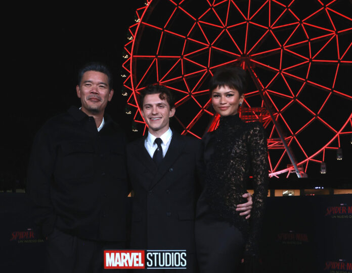 El actor británico Tom Holland (c), la actriz estadounidense Zendaya (d), y el director estadounidense Destin Daniel Cretton, posan durante la alfombra roja de la película 'Spider-Man: Un nuevo día' este lunes, en Ciudad de México (México). EFE/Mario Guzmán
