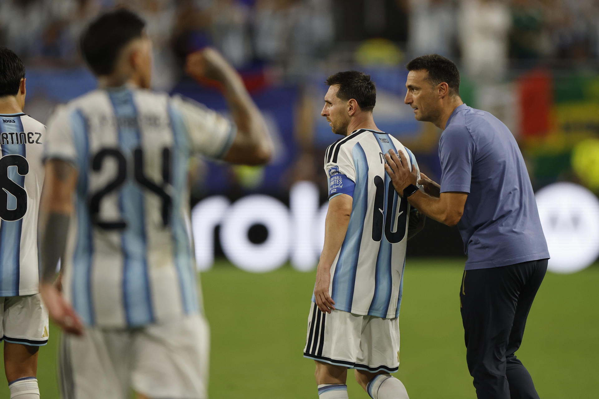 Fotografía del pasado 3 de julio, en la que puede verse al entrenador de Argentina Lionel Scaloni (d) con Lionel Messi (2d), durante un partido del Mundial de Estados Unidos, México y Canadá. EFE/ Alberto Estevez