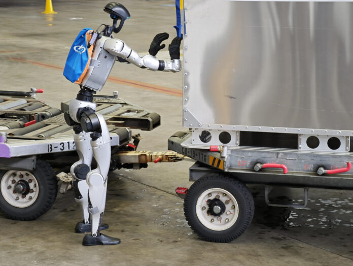 La compañía japonesa GMO Internet Group realiza una prueba con robots humanoides en el aeropuerto de Haneda para demostrar las capacidades de los androides en las labores de traslado de equipajes y mercancía, ante la falta de mano de obra en el archipiélago. EFE/GMO Internet Group  *****SOLO USO EDITORIAL/SOLO DISPONIBLE PARA ILUSTRAR LA NOTICIA QUE ACOMPAÑA (CRÉDITO OBLIGATORIO) *****
 
--
Jorge Dastis
EFE News correspondent in Tokyo
