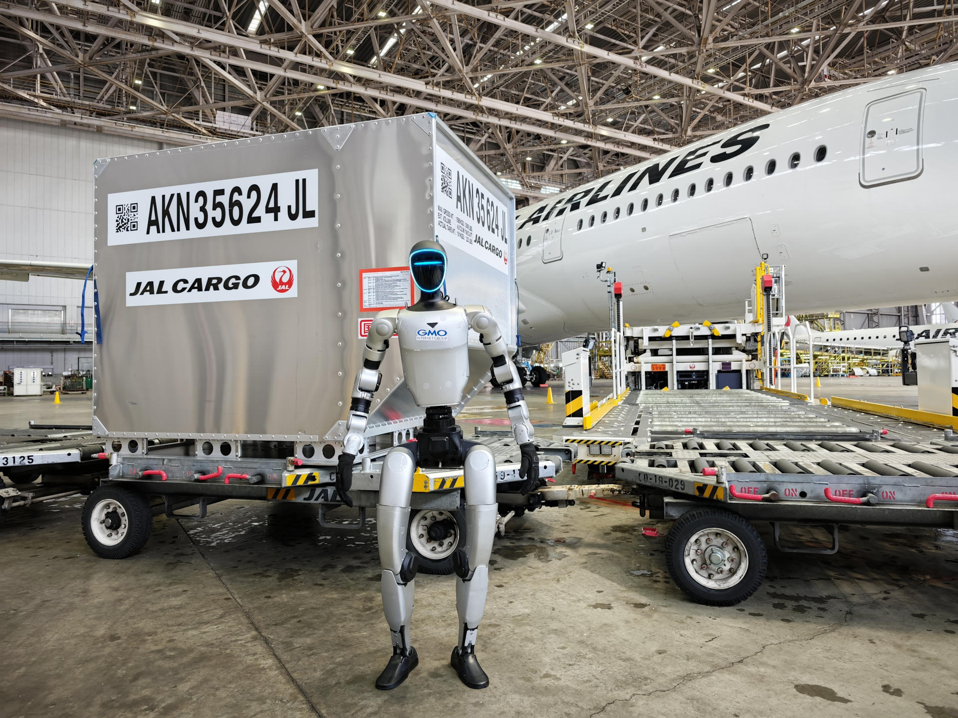 La compañía japonesa GMO Internet Group realiza una prueba con robots humanoides en el aeropuerto de Haneda para demostrar las capacidades de los androides en las labores de traslado de equipajes y mercancía, ante la falta de mano de obra en el archipiélago. EFE/GMO Internet Group *****SOLO USO EDITORIAL/SOLO DISPONIBLE PARA ILUSTRAR LA NOTICIA QUE ACOMPAÑA (CRÉDITO OBLIGATORIO) *****
--
Jorge Dastis
EFE News correspondent in Tokyo