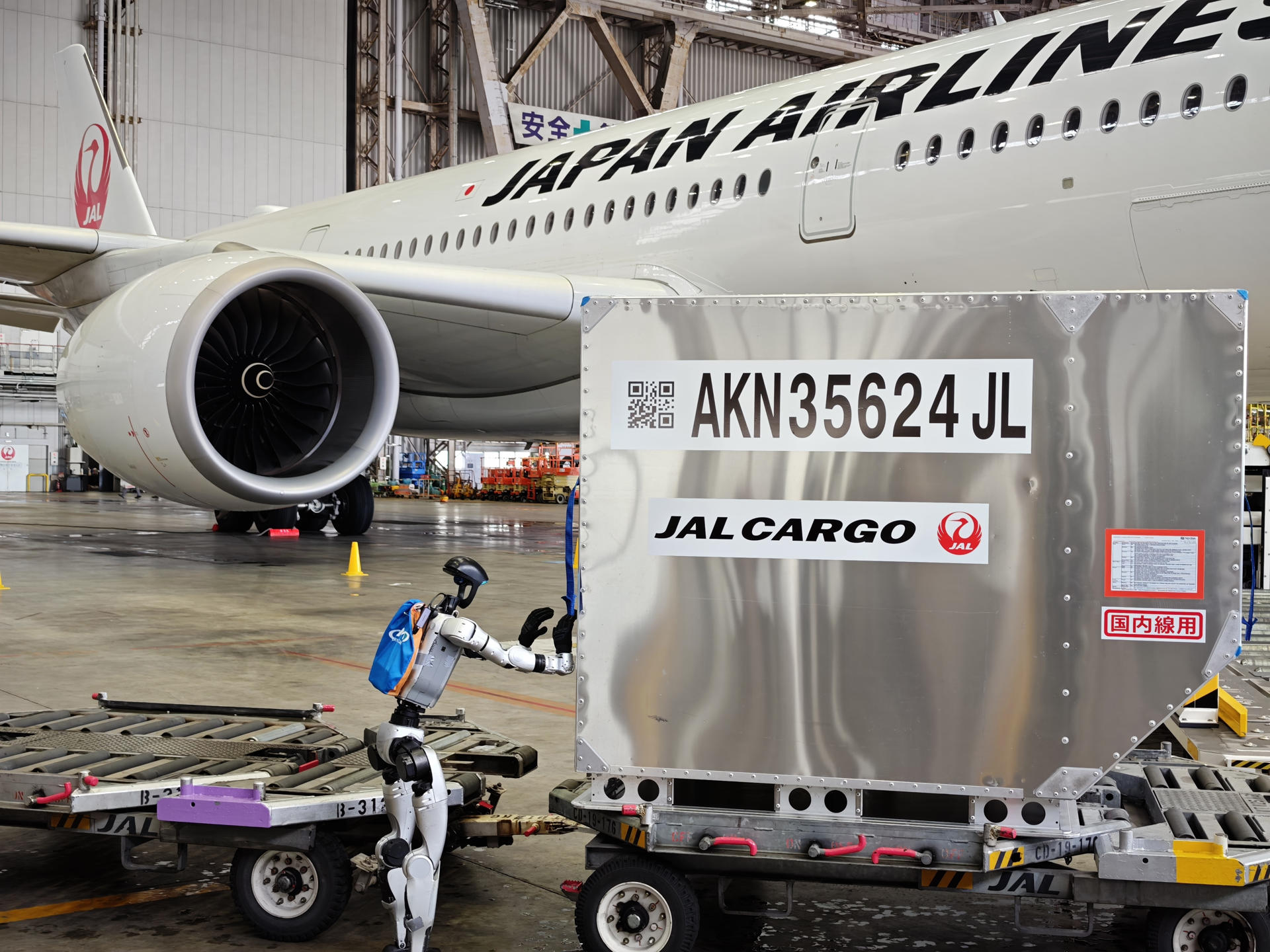 La compañía japonesa GMO Internet Group realiza una prueba con robots humanoides en el aeropuerto de Haneda para demostrar las capacidades de los androides en las labores de traslado de equipajes y mercancía, ante la falta de mano de obra en el archipiélago. EFE/GMO Internet Group *****SOLO USO EDITORIAL/SOLO DISPONIBLE PARA ILUSTRAR LA NOTICIA QUE ACOMPAÑA (CRÉDITO OBLIGATORIO) *****
--
Jorge Dastis
EFE News correspondent in Tokyo