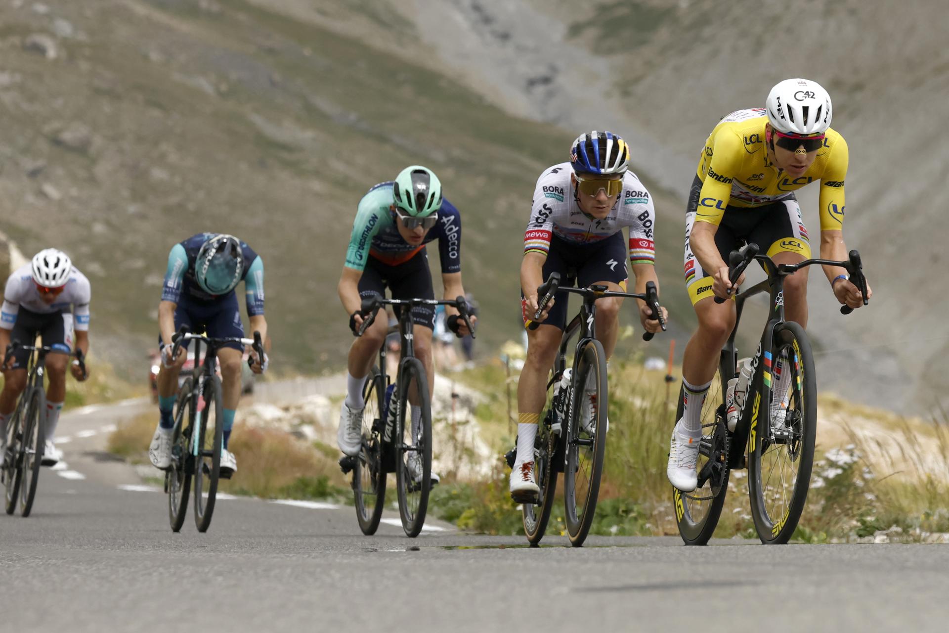 Fotografía del pasado 25 de julio, en la que puede verse de delante hacia atrás al líder del Tour de Francia, Tadej Pogacar (UAE Team Emirates XRG), a Remco Evenepoel (Red Bull - Bora - Hansgrohe), a Paul Seixas (Decathlon CMA CGM Team), a Lenny Martinez (Bahrain Victorious) y a Isaac del Toro (UAE Team Emirates XRG), durante la 20ª etapa del Tour de Francia. EFE/YOAN VALAT
