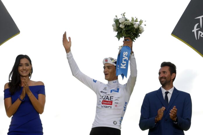 El ciclista mexicano Isaac del Toro (UAE Team Emirates XRG) viste el maillot blanco de mejor joven del Tour de Francia, este domingo en París. EFE/ -GUILLAUME HORCAJUELO
