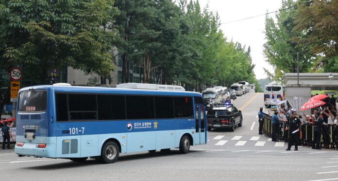 Seúl (Corea del Sur), 27/07/2026.- Un vehículo del Ministerio de Justicia, que se cree transporta al expresidente encarcelado Yoon Suk Yeol, se dirige al Tribunal del Distrito Central de Seúl, en Seúl, Corea del Sur, el 27 de julio de 2026, donde Yoon asistirá a una audiencia sobre el veredicto de su juicio por presunta violación de la ley electoral, de cara a las elecciones presidenciales de 2022. 
EFE/EPA/YONHAP SOUTH KOREA OUT
