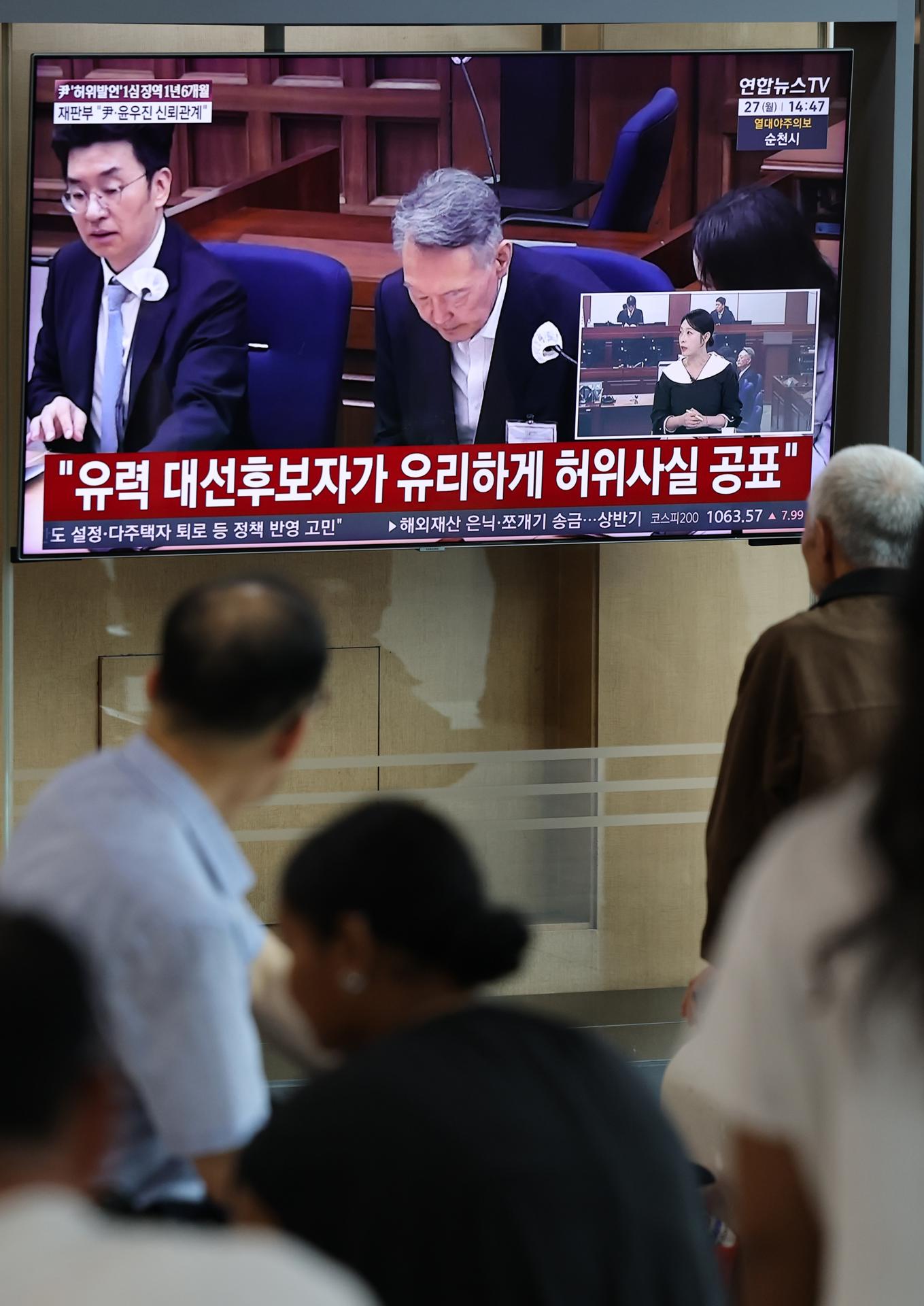Seúl (Corea del Sur), 27/07/2026.- Varias personas observan una transmisión televisiva en directo en la estación de Seúl mientras el Tribunal del Distrito Central de Seúl celebra una audiencia para dictar sentencia en el juicio contra el expresidente Yoon Suk Yeol por presunta violación de la ley electoral, en Seúl, Corea del Sur, el 27 de julio de 2026.
EFE/EPA/YONHAP SOUTH KOREA OUT