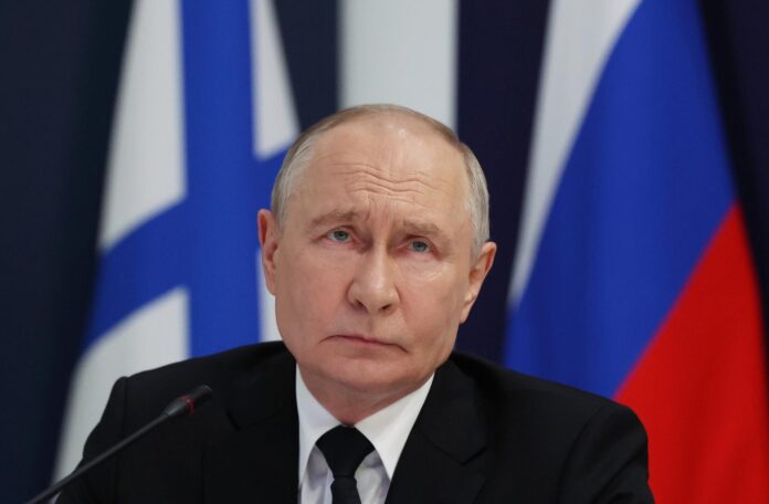 El presidente ruso, Vladímir Putin, durante un encuentro con comandantes militares por el Día de la Armada en San Petersburgo. EFE/EPA/VYACHESLAV PROKOFYEV/SPUTNIK/KREMLIN POOL / POOL MANDATORY CREDIT
