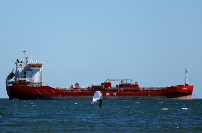 Imagen de archivo de un petrolero en Fos-sur-Mer, en el sur de Francia. EFE/EPA/GUILLAUME HORCAJUELO
