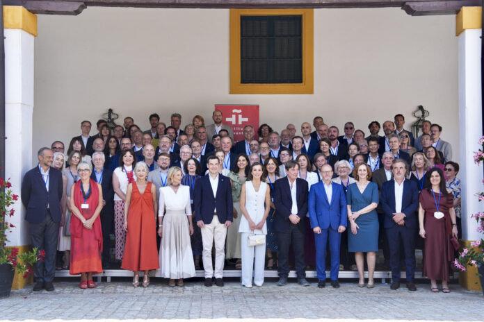 - La reina Letizia posa para la foto de familia con los participantes en la inauguración de la reunión anual del Instituto Cervantes, que en esta ocasión se celebra en Jerez de la Frontera (Cádiz) para conmemorar el centenario del nacimiento de José manuel Caballero Bonald. EFE/Román Ríos

