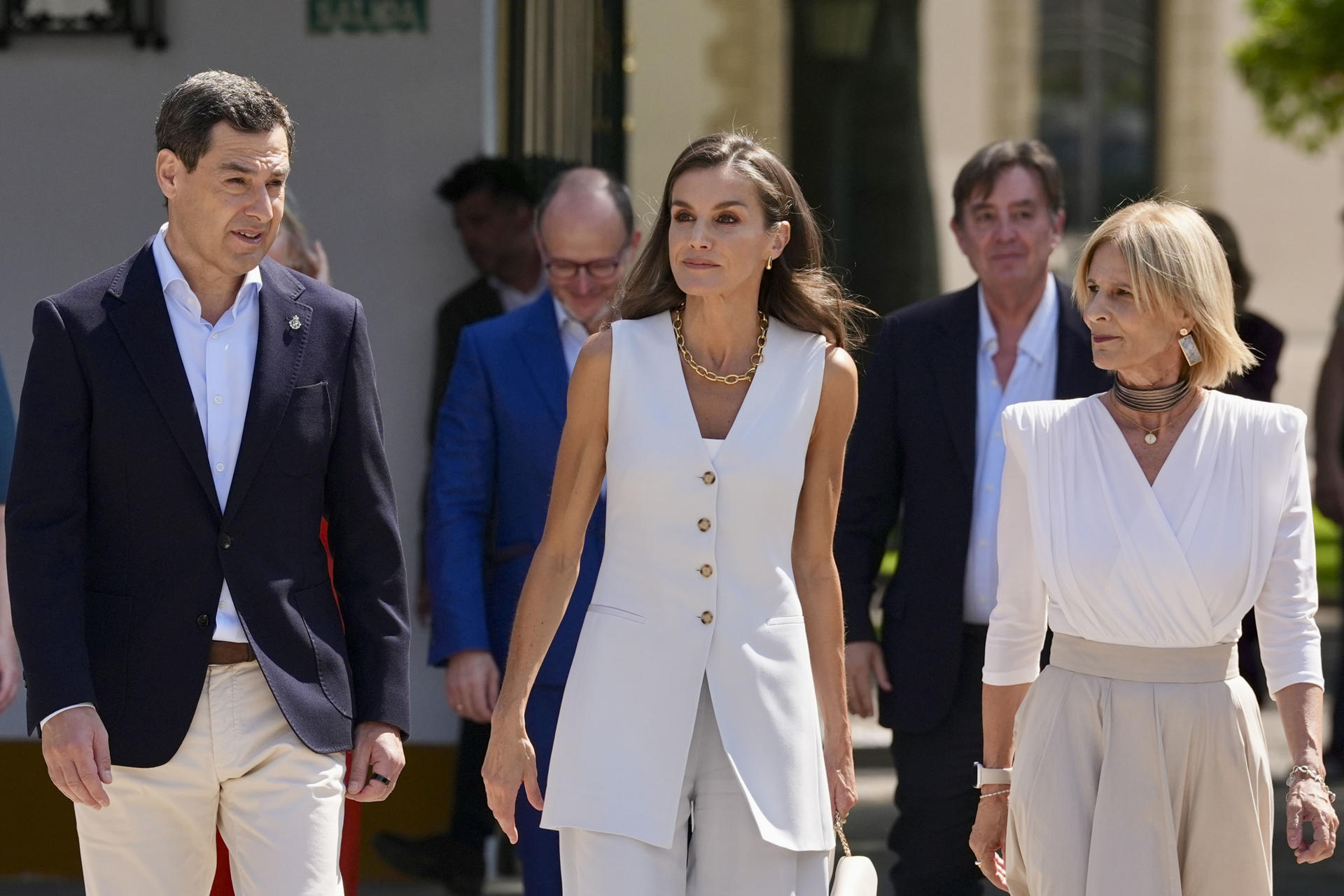- La reina Letizia acompañada por el presidente de la Junta de Andalucía, Juanma Moreno (i), y la alcaldesa de Jerez, María José García-Pelayo (d), a su llegada a la inauguración de la reunión anual del Instituto Cervantes, que en esta ocasión se celebra en Jerez de la Frontera (Cádiz) para conmemorar el centenario del nacimiento de José manuel Caballero Bonald. EFE/Román Ríos

