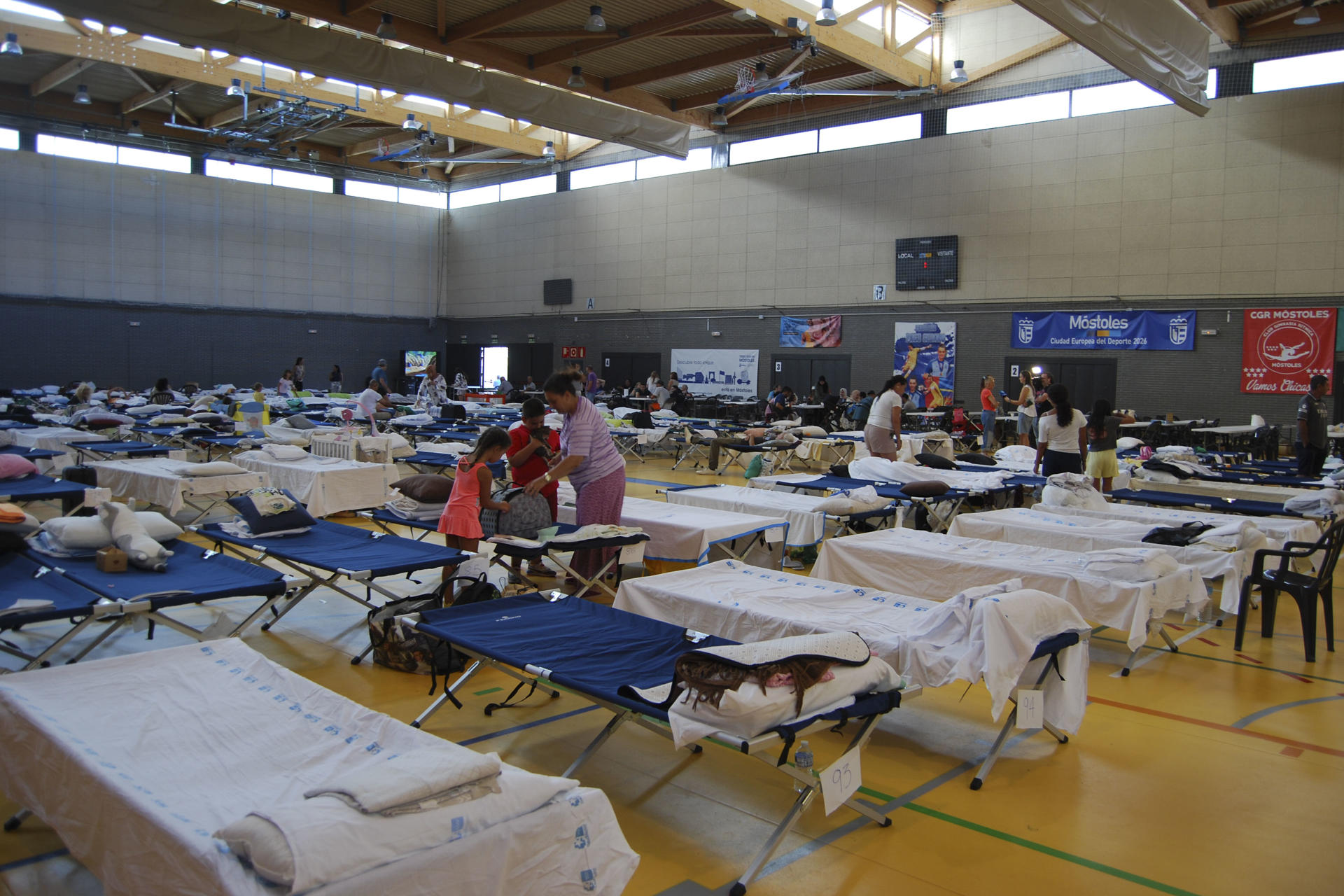 - La localidad madrileña de Móstoles se ha convertido en uno de los municipios que está atendiendo a un mayor número de personas evacuadas como consecuencia de los incendios forestales que afectan a la sierra oeste de la región, con cerca de 400 personas atendidas en tres pabellones deportivos municipales. EFE/ Rubén S. Lesmas
