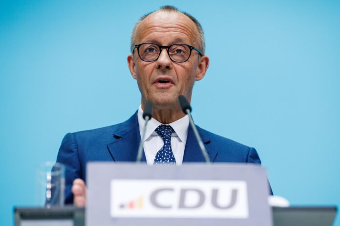 El canciller alemán y presidente de la Unión Demócrata Cristiana (CDU) Friedrich Merz habla durante una conferencia de prensa en la sede de la CDU, en Berlín, Alemania, 27 de julio de 2026. (Alemania) EFE/EPA/CLEMENS BILAN
