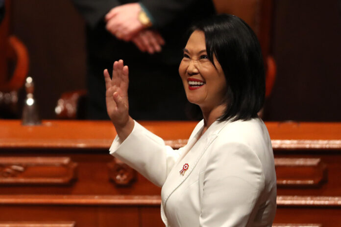 La presidenta electa de Perú, Keiko Fujimori, reacciona este miércoles, en Lima (Perú). Fujimori recibió las credenciales como presidenta electa de Perú para el periodo 2026-2031 en una ceremonia pública presidida por el Jurado Nacional de Elecciones (JNE), previa a la investidura que se realizará el próximo 28 de julio, día nacional de Perú. EFE/Paolo Aguilar
