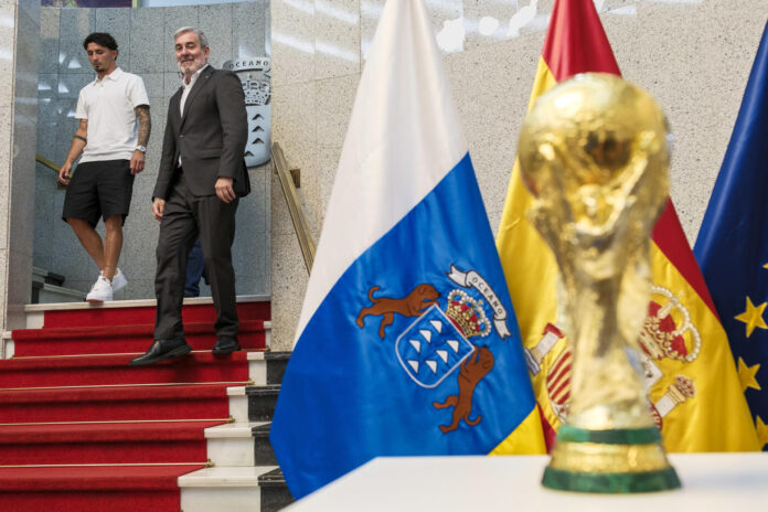 LAS PALMAS DE GRAN CANARIA, 27/07/2026.- El presidente del Gobierno de Canarias, Fernando Clavijo (d), ha recibido este lunes al campeón del mundo de fútbol Yéremy Pino (i), en la sede de la Presidencia del Ejecutivo canario en Las Palmas de Gran Canaria. EFE/Ángel Medina G.
