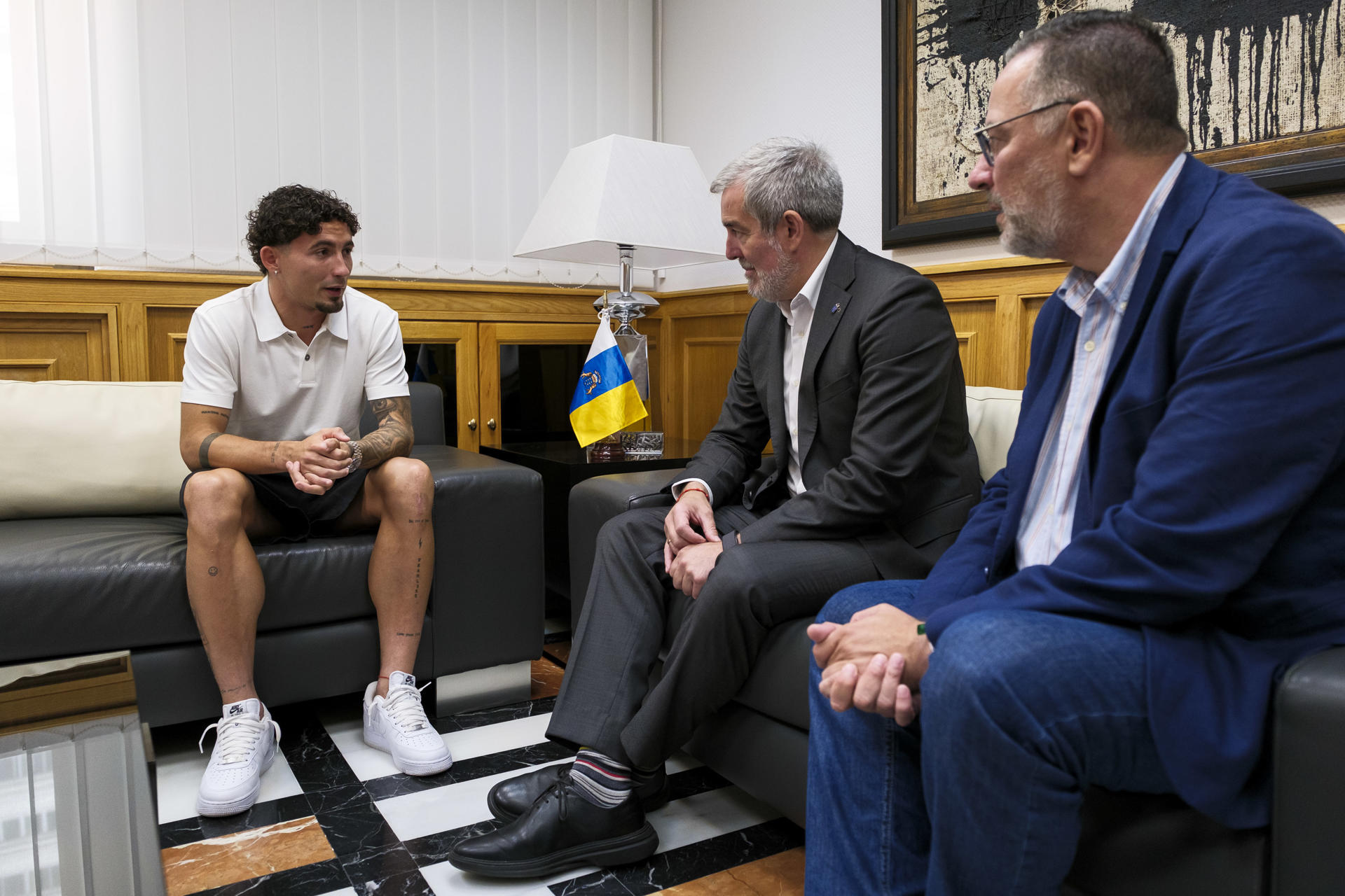 GRAFCAN6892. LAS PALMAS DE GRAN CANARIA, 27/07/2026.- El presidente del Gobierno de Canarias, Fernando Clavijo (ic), y el consjero de Deportes, Poli Suárez (d), recibieron este lunes al campeón del mundo de fútbol Yeremy Pino (i). EFE/Ángel Medina G.
