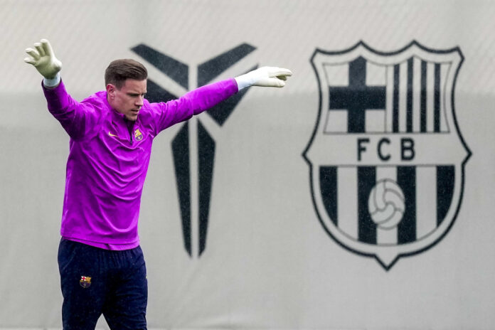 Fotografía de archivo del 20 de diciembre de 2025, en la que puede verse al portero alemán Marc Andre Ter Stegen durante un entrenamiento del primer equipo del FC Barcelona. EFE/ Enric Fontcuberta
