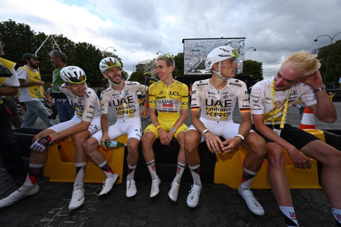 El ganador del Tour de Francia, el esloveno Tadej Pogacar (c), y el resto de sus compañeros del UAE, este domingo en París. EFE/ DARIO BELINGHERI / POOL
