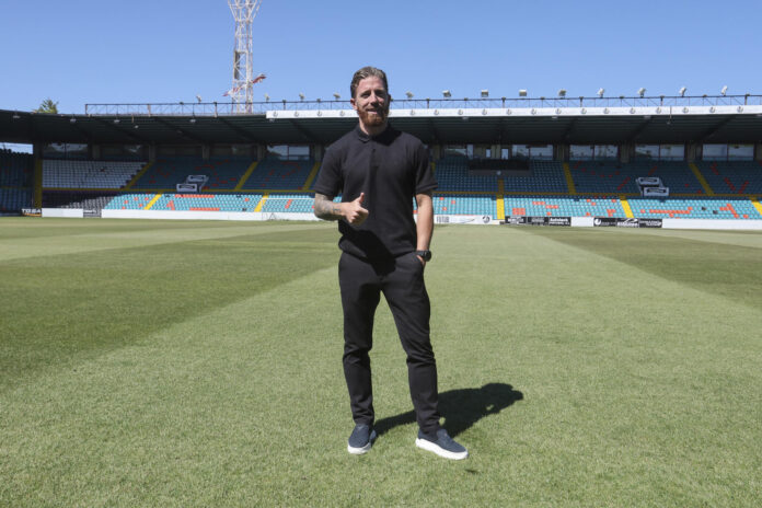 El entrenador Iker Muniaín durante su presentación como nuevo técnico del Salamanca UDS durante un acto celebrado este lunes. EFE/JM García
