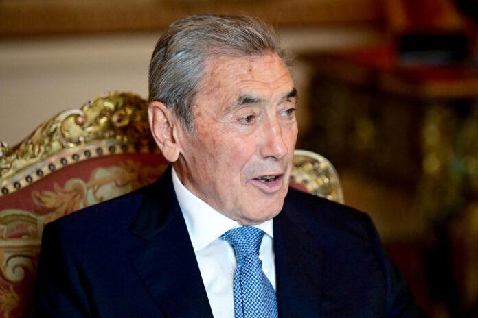 Fotografía de archivo del 12 de junio de 2025, en la que puede verse al exciclista Eddy Merckx, durante una audiencia con el rey Felipe de Bélgica. EFE/ DIRK WAEM / POOL
