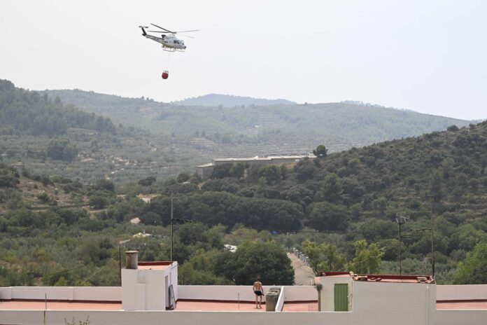 Vista general de Chóvar (Castellón, España), uno de los municipios afectados por el incendio declarado el pasado sábado que ha arrasado ya 7.200 hectáreas y en su control trabajan más de 400 efectivos terrestres y 25 aéreos. EFE/ Andreu Esteban
