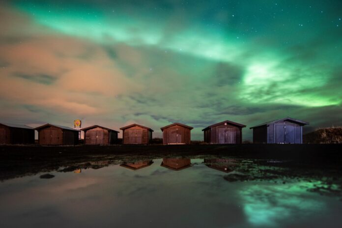 FOTO ARCHIVO. .- Vista de una aurora boreal cerca de Reykjanesbaer, Islandia. Las auroras boreales son causadas por la interacción entre las partículas con carga energética del Sol y las moléculas de gas de la atmósfera terrestre, a unos 100 kilómetros del suelo. Una corriente de partículas cargadas, denominada viento solar, fluye desde el Sol a través el espacio a una velocidad de 400-500 kilómetros por segundo. Cuando alcanza la tierra, esas partículas cargadas son atraídas por los campos magnéticos de la Tierra hacia los polos, donde colisionan con las moléculas de gas de capa más externa de la atmósfera, y ello les hace desprender luz. EFE/ Ennio Leanza
