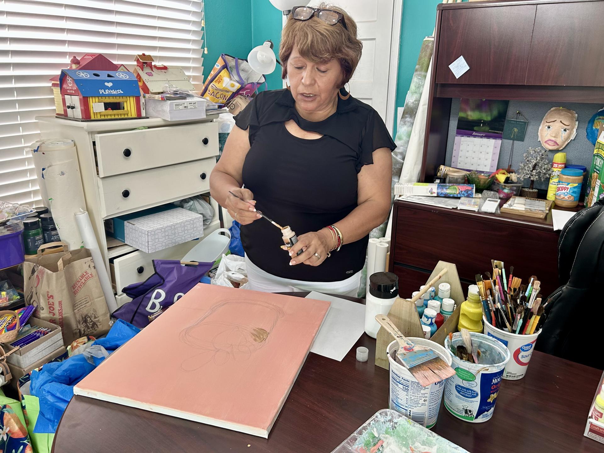 Fotografía del 17 de julio de 2026 que muestra a la inmigrante de origen mexicano Irma, pintando un cuadro durante su participación en el programa de arte 'La Ristra' en Tucson, Arizona (EE.UU.). EFE/María León
