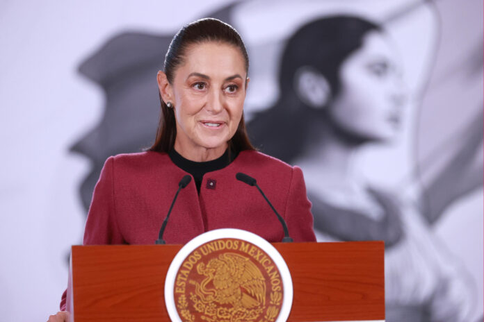 La presidenta de México, Claudia Sheinbaum, habla durante una rueda de prensa este lunes en el Palacio Nacional de la Ciudad de México (México). EFE/Mario Guzmán
