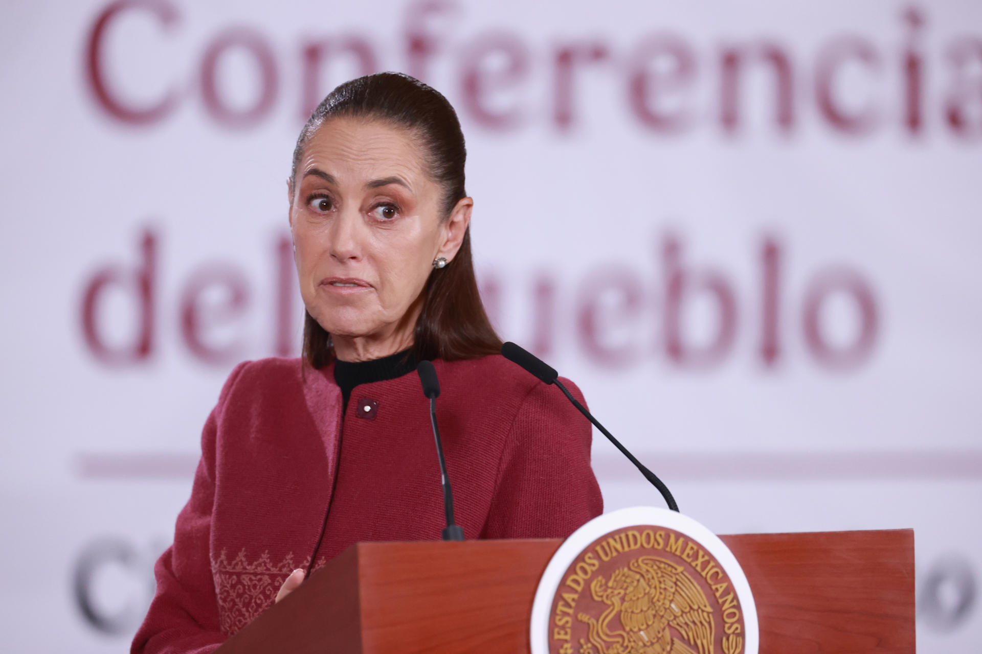 La presidenta de México, Claudia Sheinbaum, habla durante una rueda de prensa este lunes en el Palacio Nacional de la Ciudad de México (México). EFE/Mario Guzmán
