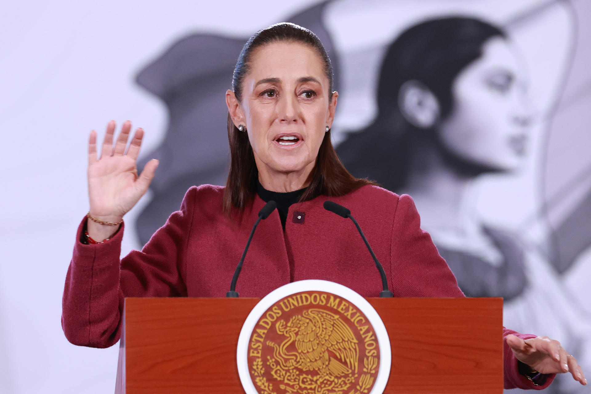 La presidenta de México, Claudia Sheinbaum, habla durante una rueda de prensa este lunes en el Palacio Nacional de la Ciudad de México (México). EFE/Mario Guzmán
