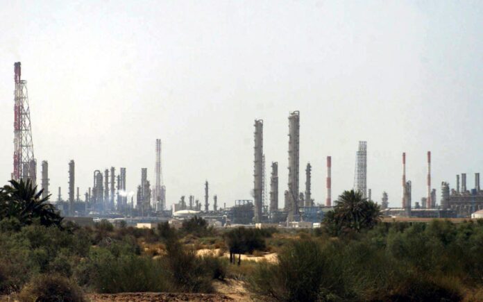 -FOTO ARCHIVO. Vista general de una planta de procesamiento de petróleo en la rica región petrolera de Jubail, en el este de Arabia Saudí. (Atentado, Incendio, Arabia Saudita) EFE/EPA/STR *** Local Caption *** 52706446
